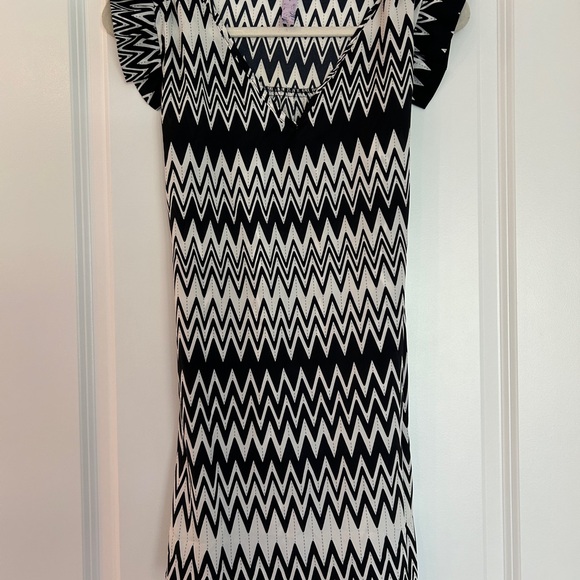 Chic Zigzag Patterned Dress - Picture 2 of 3